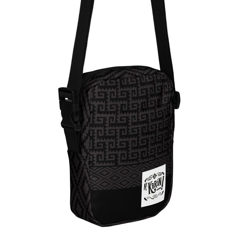 Bolso bandolera utilitario con grecas zapotecas
