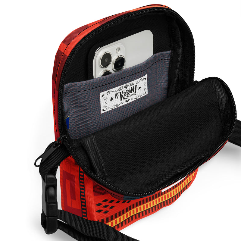 Bolso bandolera utilitario en tonos rojos con grecas zapotecas