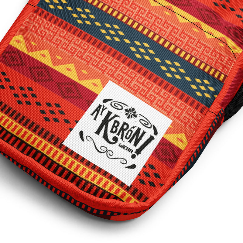Bolso bandolera utilitario en tonos rojos con grecas zapotecas